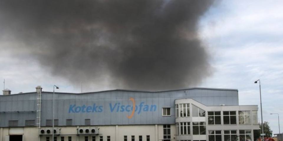 POGINULE DVE OSOBE U POŽARU! Izgorela fabrika u Novom Sadu!