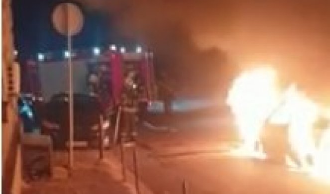 (VIDEO) EVO KAKO IZGLEDA “DEMOKRATIJA” ĐILASOVSKIH HULIGANA! Zapaljena policijska i privatna kola parkirana pored Skupštine