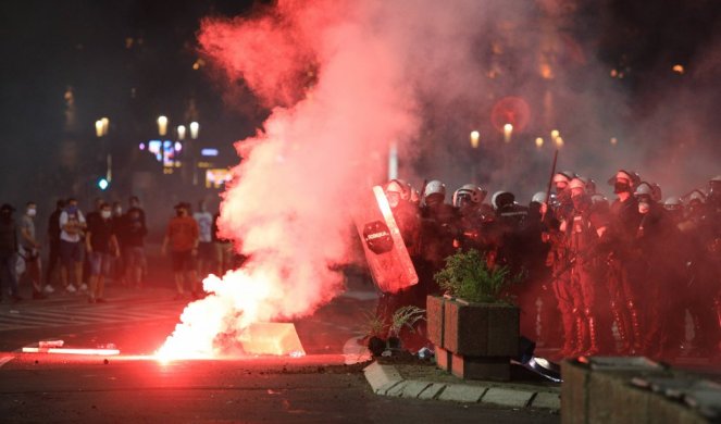 GRUPA OD 50 CRNOGORACA DOLAZI DA IZAZOVE HAOS U BEOGRADU! Srpske službe imaju saznanja!