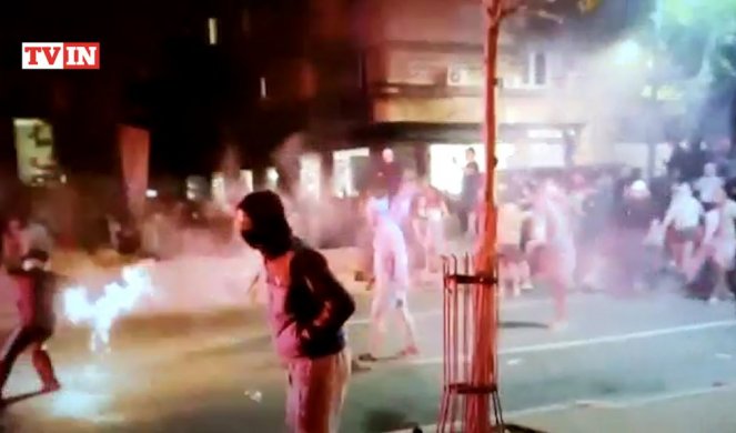 (VIDEO) HULIGANI NAPALI POLICIJU NA BULEVARU! Potiskivali demonstrante, a onda POLETELE KAMENICE, BAKLJE!
