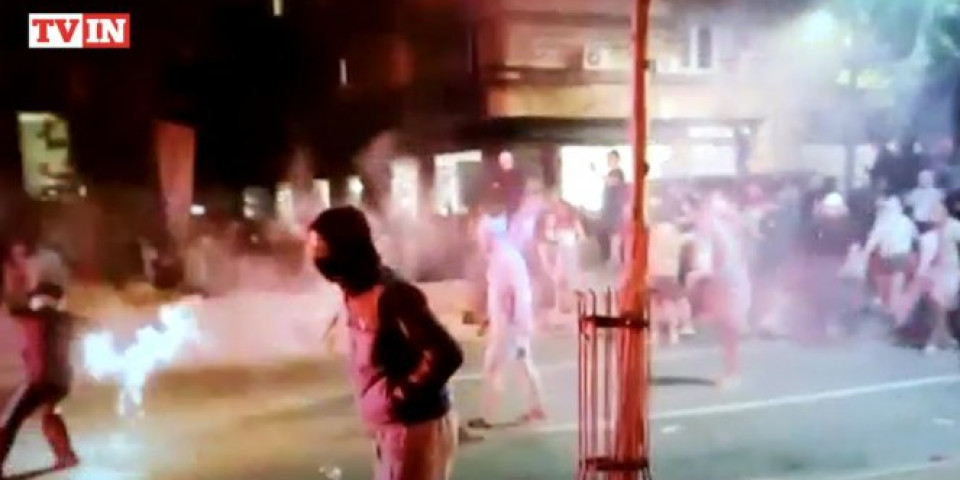 (VIDEO) HULIGANI NAPALI POLICIJU NA BULEVARU! Potiskivali demonstrante, a onda POLETELE KAMENICE, BAKLJE!