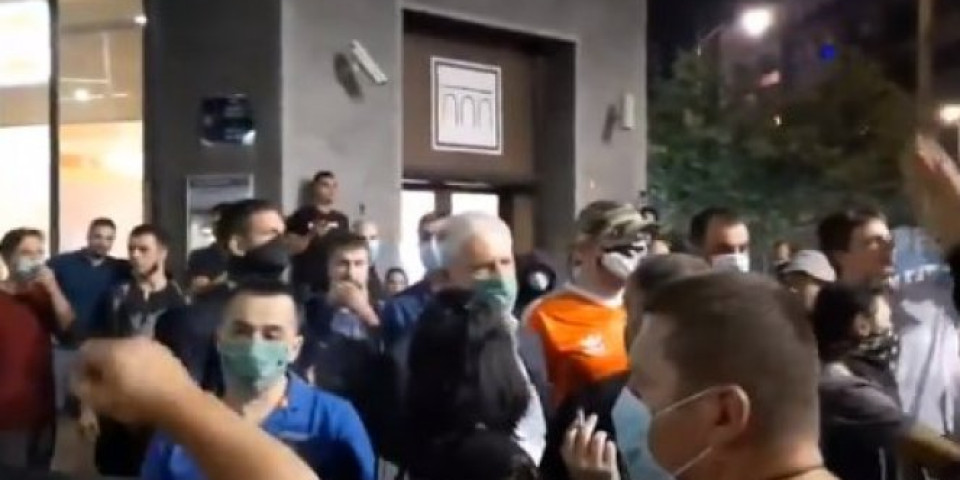 (VIDEO) PROTESTANTI ODUVALI I TADIĆA! Skandirali mu "Spasi Srbiju i ubi se, Borise"!