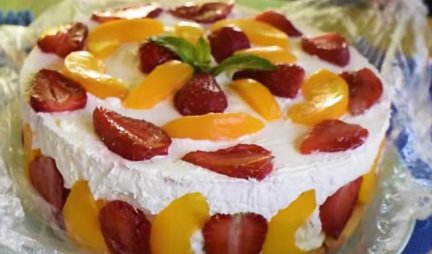 (VIDEO) VOĆNA TORTA KOJA SE NE PEČE! Savršeno kremasta i sočna, spremna za 15 minuta!