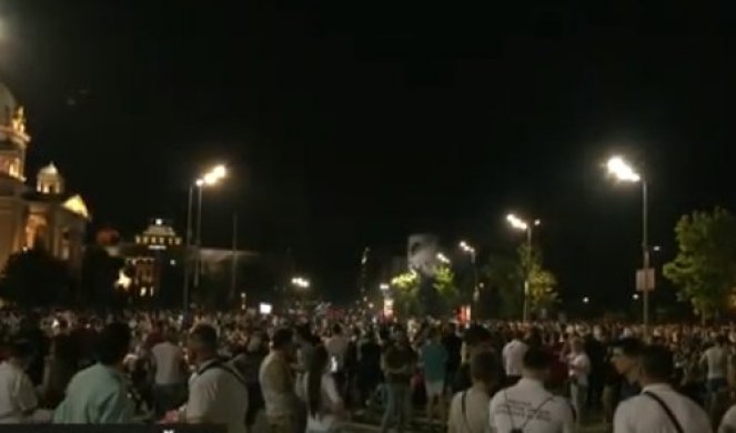 (FOTO/VIDEO) DVA TOPOVSKA UDARA, BAKLJE, MEĐUSOBNA KOŠKANJA I TUČA DVE GRUPE DEMONSTRANATA! Evo šta je obeležilo protest ispred Skupštine Srbije!