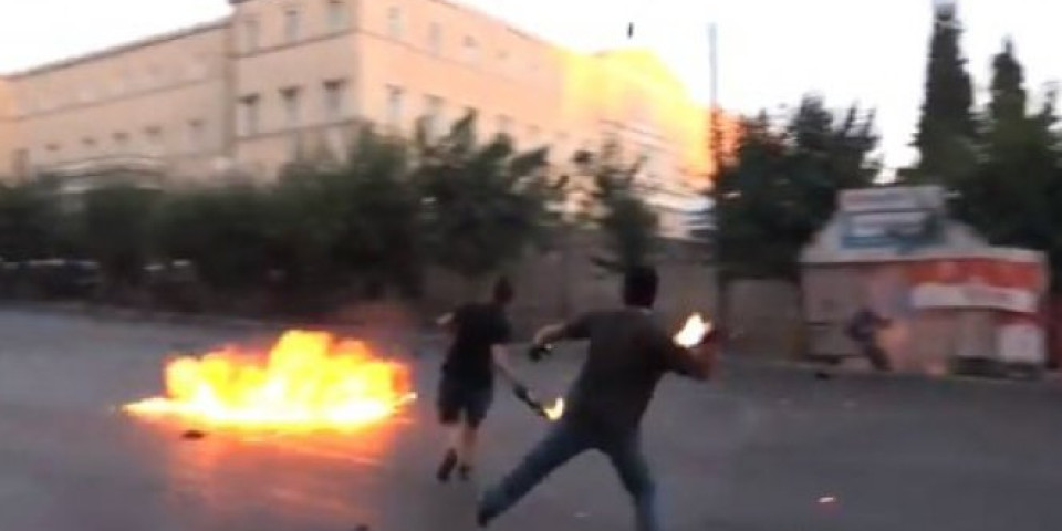 GRČKA NA NOGAMA! Deset hiljada ljudi na ulicama, bačeni suzavac i gasne bombe! (VIDEO)