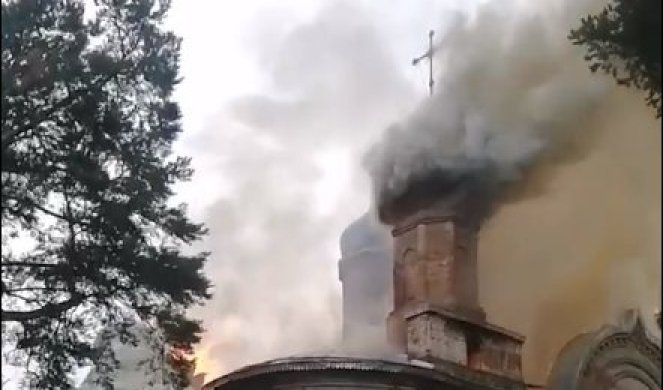GROM POGODIO CRKVU! Vatrogasci 2 sata gasili požar! (VIDEO)