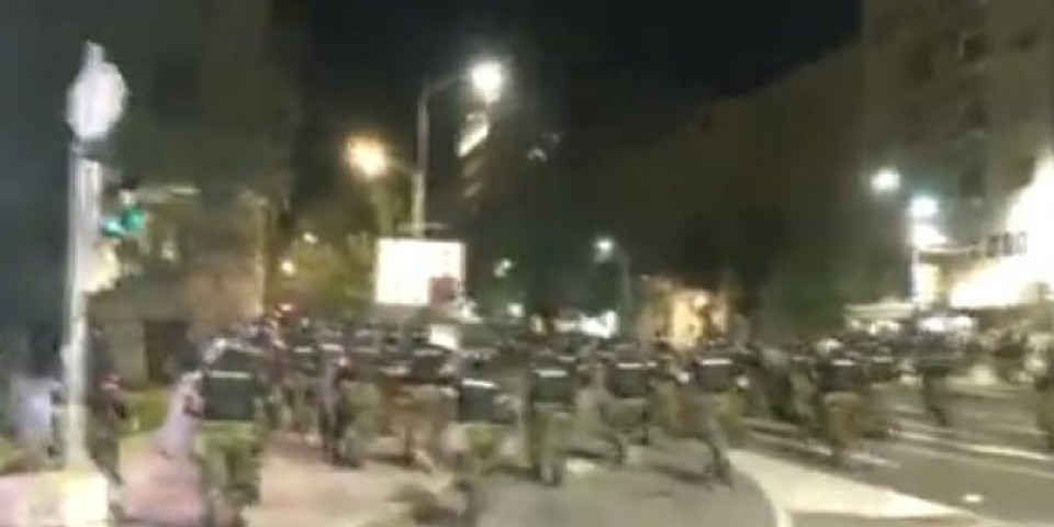 (FOTO/VIDEO) POLICIJA RASTERALA HULIGANE: UHAPŠENO 19 OSOBA! I noćas letele kamenice, baklje i suzavac, DVA POLICAJCA POVREĐENA!