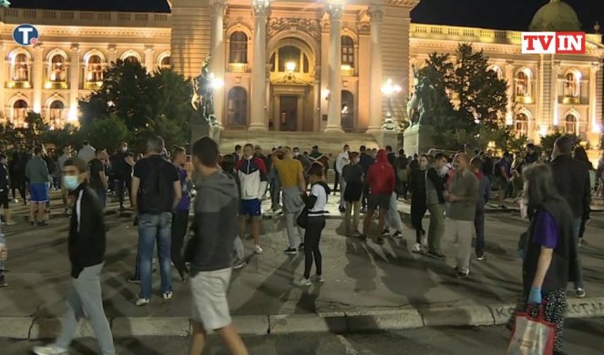 (FOTO/VIDEO) RASULI SE PROTESTI! Ostala samo šačica huligana i protivnici 5G mreže!