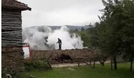 KO TO PALI NAŠE KUĆE?! Za dva dana zapaljeno pet objekata u selu Žitni Potok, vatrogasci  pokušavaju da ugase požar