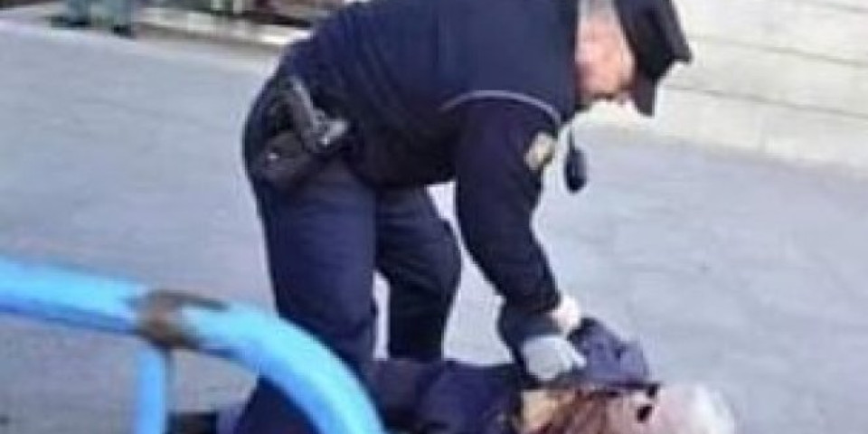 PA DOKLE VIŠE?! JOŠ JEDNA U MORU LAŽNIH VESTI KRUŽI FEJSBUKOM! Ovaj policajac maltretira bakicu na ulici, ALI U PITANJU JE ŠPANIJA, A NE SRBIJA! (FOTO)