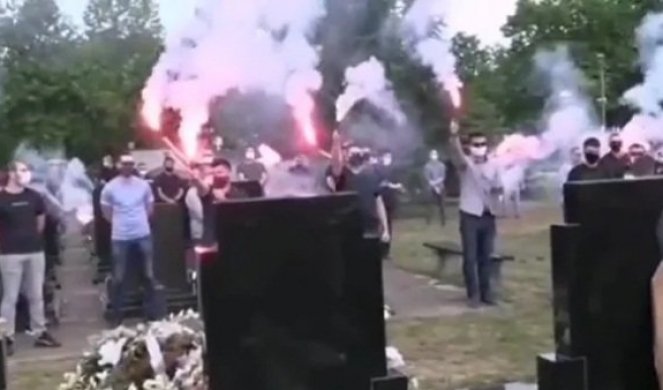 POTRESNA SCENA NA GROBU! Na sahrani Bora ZAPALILI BAKLJE - cela estrada mu posvetila JEDNU PESMU (VIDEO)