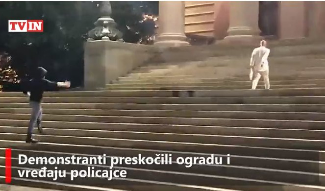 "POPI*AJ SE NA ULAZ SKUPŠTINE! Pogledajte kako se ponašaju "fini i pristojni" ljudi ispred parlamenta! (VIDEO)