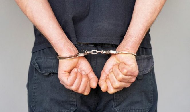 U CRKVENOM DVORIŠTU PUCAO IZ PIŠTOLJA, uhapšen muškarac (34) u Sremskoj Mitrovici