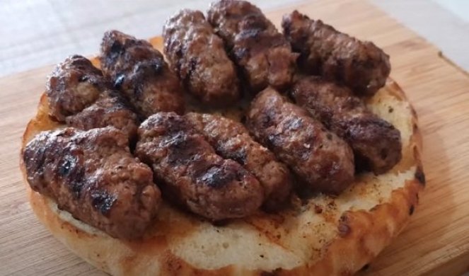 BOLJE ĆEVAPE OD OVIH NEĆETE JESTI! Domaćice se KUNU U OVAJ RECEPT - ima mali TRIK za bolji UKUS (FOTO)