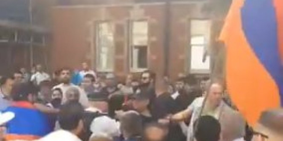 (VIDEO) RAT NA LONDONSKIM ULICAMA! Jermenci i Azerbjedžanci se OBRAČUNALI NA NEUTRALNOM TERENU!