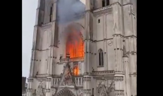 (VIDEO) GORI KATEDRALA U NANTU! Požar buknuo oko 7.30, vatrogasci na terenu, iz crkve kuljaju vatra i gust dim!