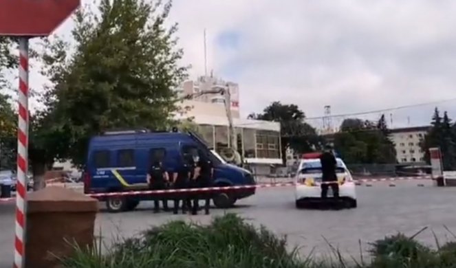 TALAČKA KRIZA U UKRAJINI! Naoružani muškarac sa eksplozivom upao u autobus, uzeo 20 putnika kao taoce! (VIDEO)
