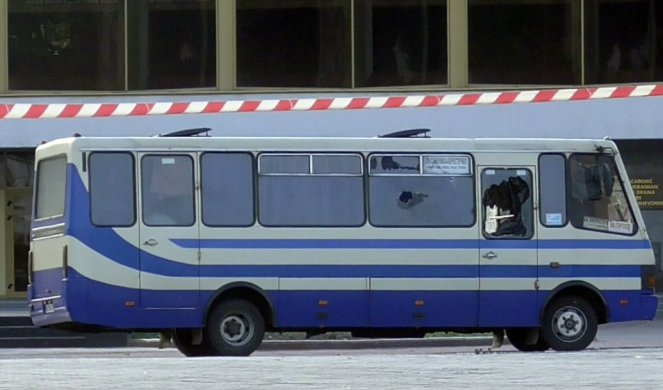 TALAČKA KRIZA UŠLA U 11. SAT, OTMIČAR PRETI DA ĆE RAZNETI AUTOBUS! Drama u Ukrajini ne jenjava, ODBIO DA PRIČA SA SUPRUGOM! (VIDEO)