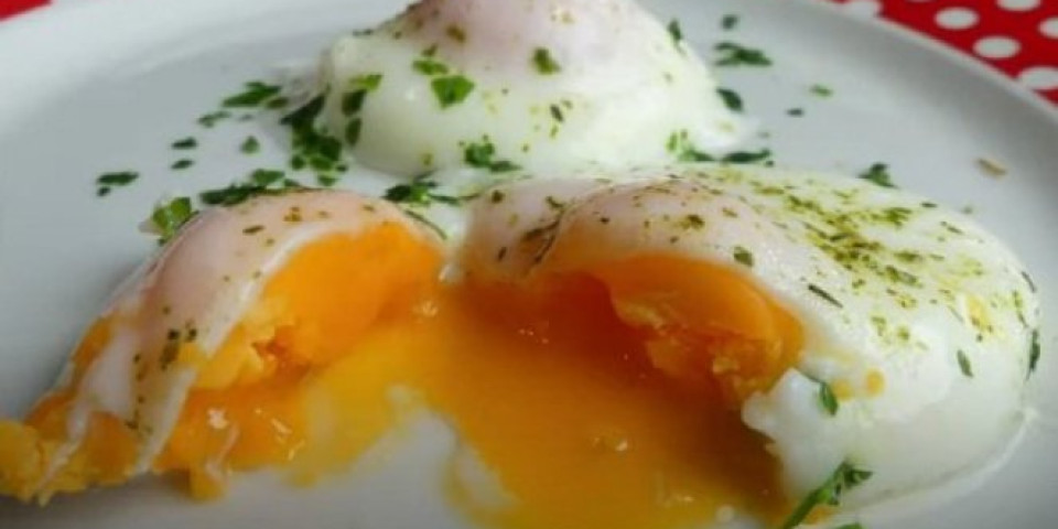 EVO KAKO DA NAPRAVITE POŠIRANA JAJA! Zdrav doručak od 150 KALORIJA - lakše je nego što mislite! (VIDEO)