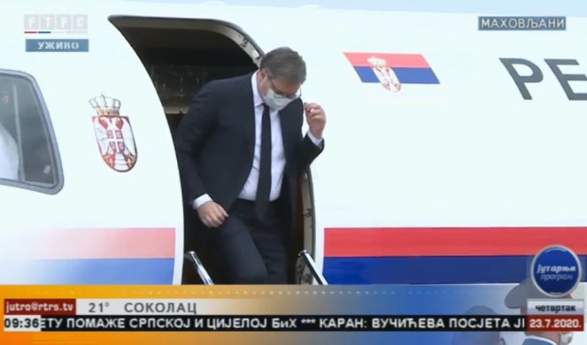 PREDSEDNIK VUČIĆ STIGAO U BANJALUKU! Na aerodromu ga UZ SRPSKI OBIČAJ dočekali Milorad Dodik i Željka Cvijanović!