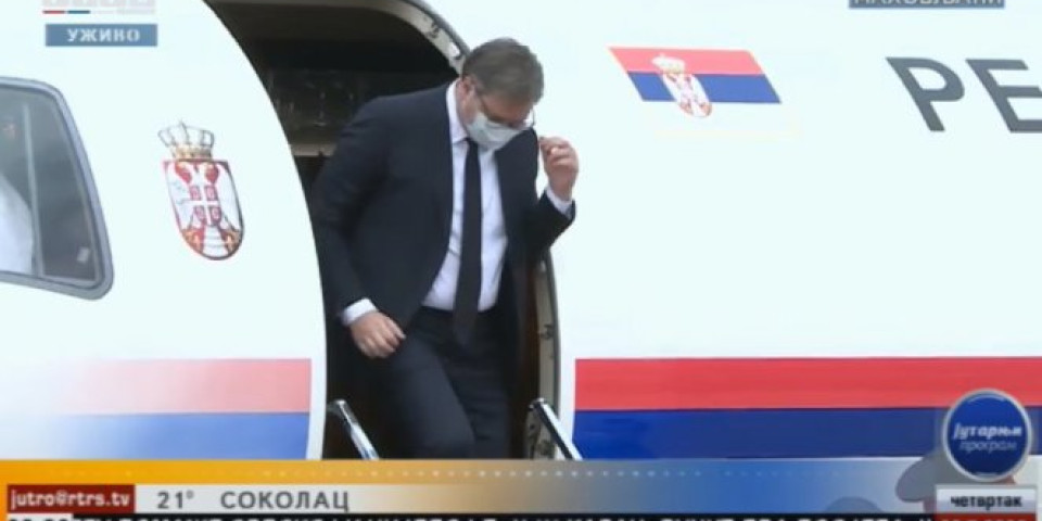 PREDSEDNIK VUČIĆ STIGAO U BANJALUKU! Na aerodromu ga UZ SRPSKI OBIČAJ dočekali Milorad Dodik i Željka Cvijanović!