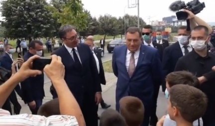 (VIDEO) ZVEZDA, ZVEEEZDA... PARTIZAN, PARTIZAAAN! Vučić i Dodik u centru Banjaluke naišli na grupu klinaca, a onda je nastala graja...