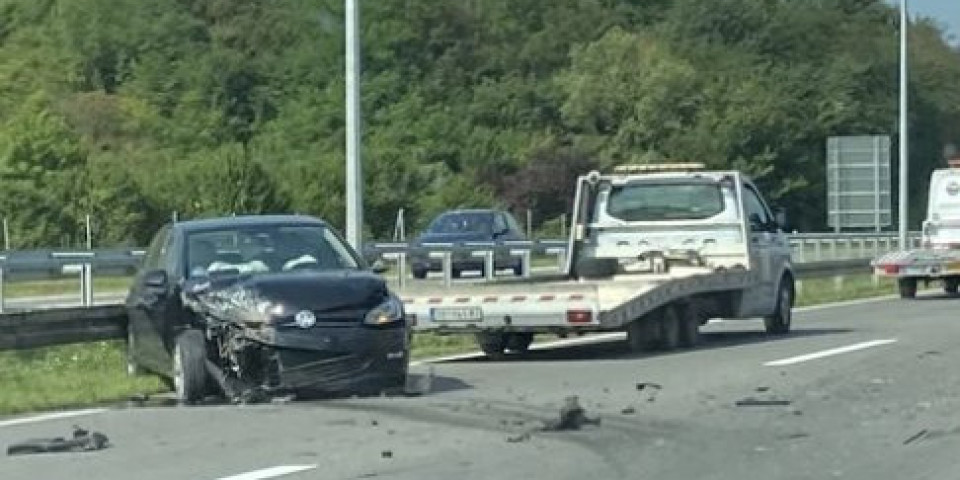 TEŽAK UDES NA AUTO-PUTU! Jedno vozilo SMRSKANO i zakucano u bankinu, drugo sletelo sa kolovoza