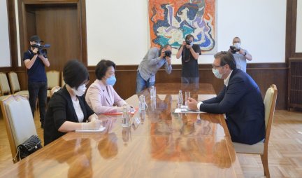 (FOTO) Vučić se sastao sa ambasadorkom NR Kine Čen Bo