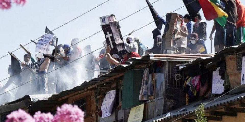 NEREDI U ZATVORIMA U BOLIVIJI ZBOG KORONE! Umro zatvorenik, ostali traže lekara i lekove! (FOTO/VIDEO)