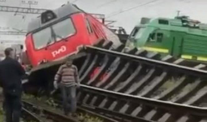 ČEONI SUDAR VOZOVA U RUSIJI! Dve lokomotive ispale sa šina, pragovi počupani! (VIDEO)