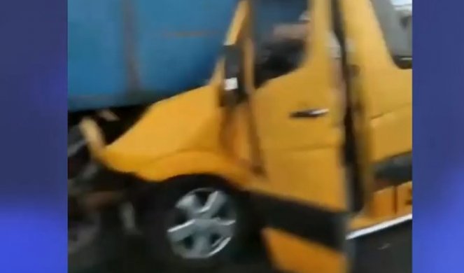 (VIDEO) STRAVIČAN UDES NA KRIMU! Minibus se zabio u kamion, 8 MRTVIH, među njima DVOJE DECE! Vozač minibusa zasapao, pa uleteo u šleper?