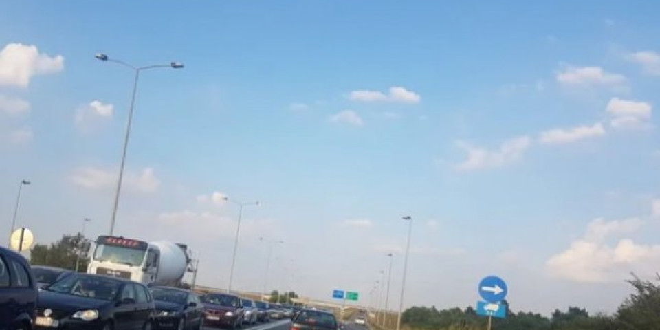 OVAKO MOŽE NEKO DA NASTRADA! Da li je ovaj normalan? Vozio kamion na auto-putu u KONTRA SMERU! Vozači u strahu... (VIDEO)