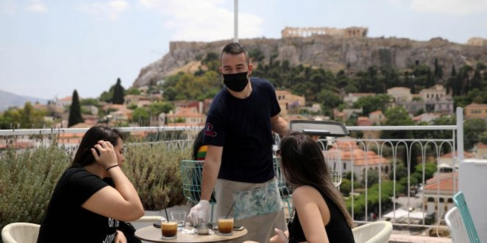 GRČKA ODLUČILA! Vakcinisani u restoranima bez maske!