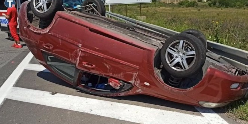 LANČANI SUDAR KOD ORLOVAČE! Učestvovala tri automobila, jedno vozilo završilo na krovu!