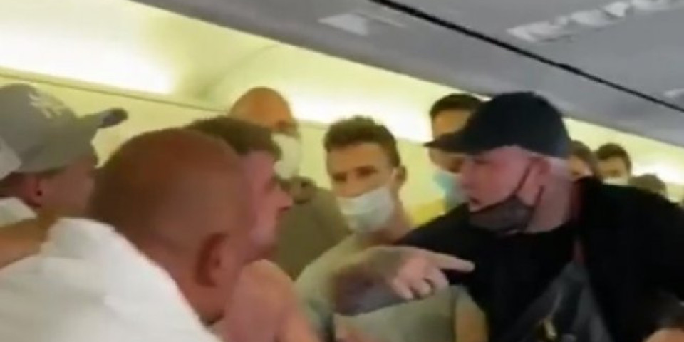 (VIDEO) OPŠTA TUČA U AVIONU! Dva putnika odbila da nose maske,  A ONDA NASTAO TOTALNI HAOS!