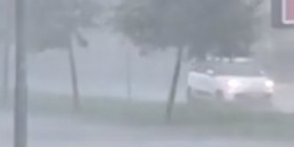 Kiše i jaki vetrovi napravili haos u Banjaluci! Pojedina naselja OSTALA BEZ STRUJE! /VIDEO/