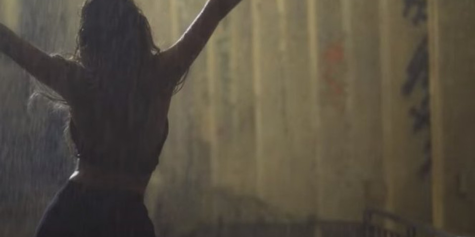 Kija izbacila novu pesmu! Pevačica u spotu izazovno igra mokra na kiši! (Video)