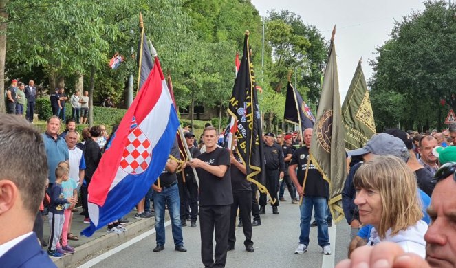 INCIDENT NA OBELEŽAVANJU "OLUJE"! Pripadnici HOS-a zaustavljeni, sa ustaškim pokličem hteli da uđu, uzvikivali: U BOJ, U BOJ!