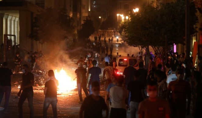 KAMENICE I SUZAVAC U BEJRUTU! Sukob policije i građana tokom antivladinih protesta nakon stravične eksplozije! (FOTO/VIDEO)