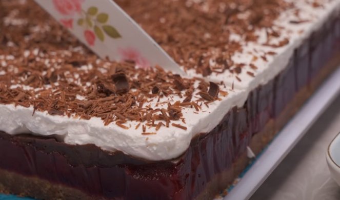 (VIDEO) ŠVARCVALD KOLAČ SA VIŠNJAMA! Kombinacija čokolade i višanja kojoj nećete odoleti