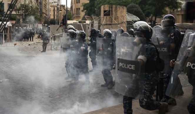 PONOVO HAOS NA ULICAMA BEJRUTA! Demonstranti bacali kamenje, POLICIJA UZVRATILA SUZAVCEM! (FOTO)