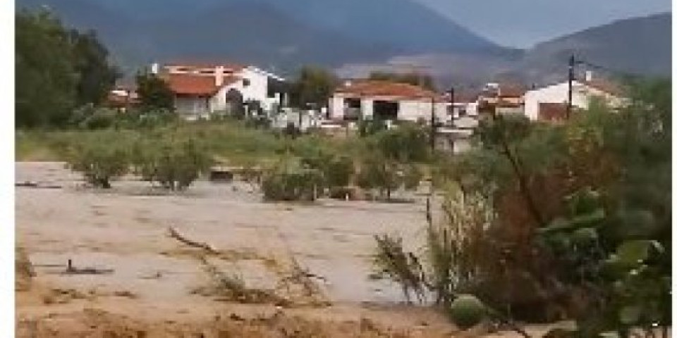 BEBA POGINULA U NEVREMENU! Tragedija na grčkom ostrvu Evija, spasioci tragaju za zarobljenima u domovima (VIDEO)