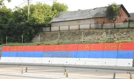 (FOTO) GLASAJ I SPASI SVETINJE! Na putu Beograd-Niš osvanula srpska trobojka od 25 metara i SNAŽNA PORUKA!