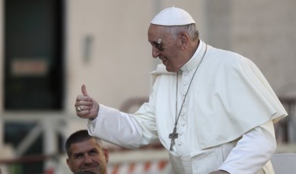 KORONA JE ŽILAVA DAMA KOJA DONOSI ZLO! Papa Franja se izvinio što ne silazi među okupljene!