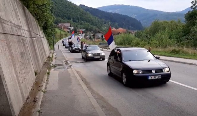 NEPREGLEDNE KOLONE AUTOMOBILA U ODBRANI SVETINJA! Širom Crne Gore srpskim barjacima, sirenama i pesmom protiv spornog zakona! (VIDEO)