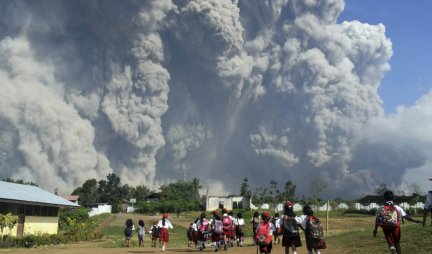 ERUPCIJA VULKANA U INDONEZIJI! Evakuisano oko 30.000 ljudi, pepeo leteo  5.000 metara u visinu