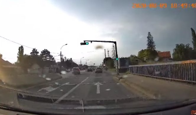 (VIDEO) MANIJAK NA ZRENJANINSKOM PUTU ODJEDNOM PREŠAO U SUPROTNU TRAKU! Zbog ovakve BAHATOSTI treba da ide ODMAH U ZATVOR!