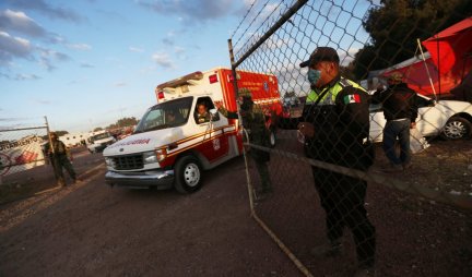 (FOTO) ZASTRAŠUJUĆA NESREĆA U MEKSIKU! Autobus se prevrnuo na auto-putu, 13 OSOBA POGINULO!