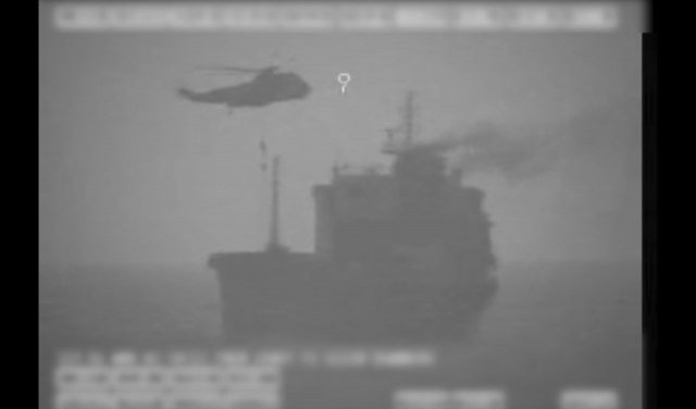 STATUS BRODA "VILA" SADA JE - "BEZ KOMANDE"! Pogledajte snimak kako iranske snage zauzimaju tanker!
