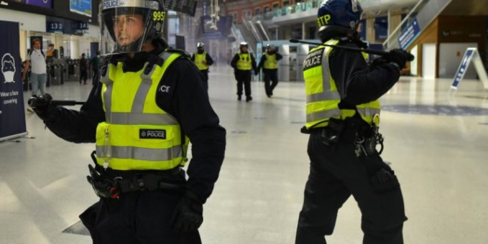 POBUNA MIGRANATA KOD LONDONA! Oko 100 ljudi naoružanih noževima izazvalo incident, intervenisala policija!